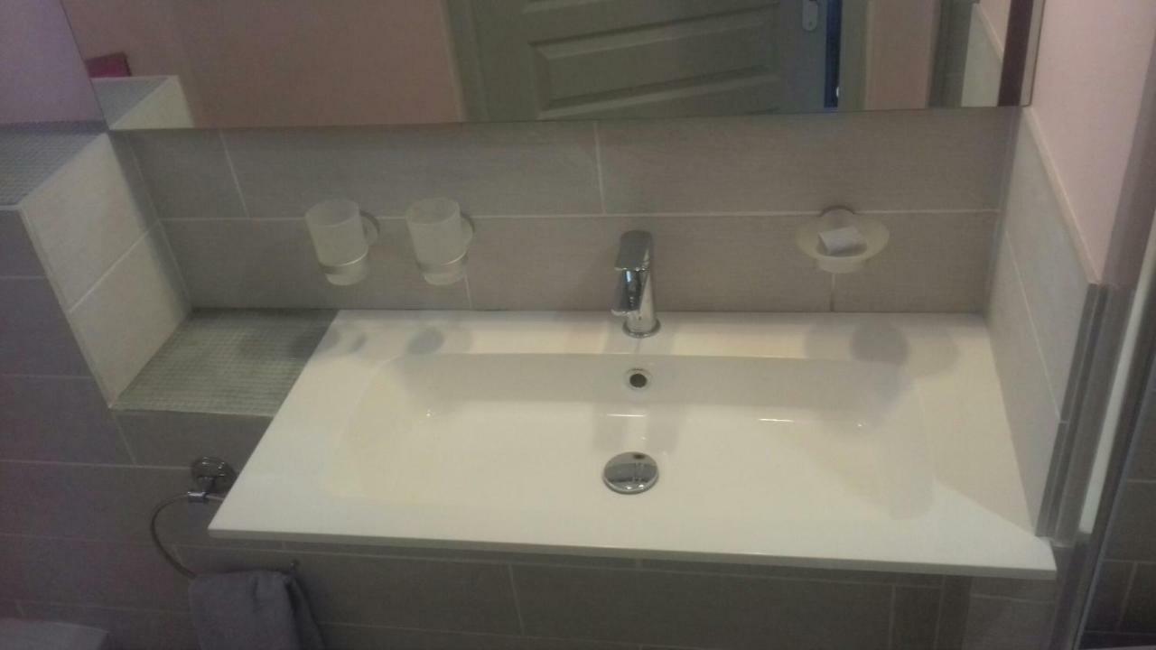 Suite Prive Chez Dunja Roumoules Exterior photo
